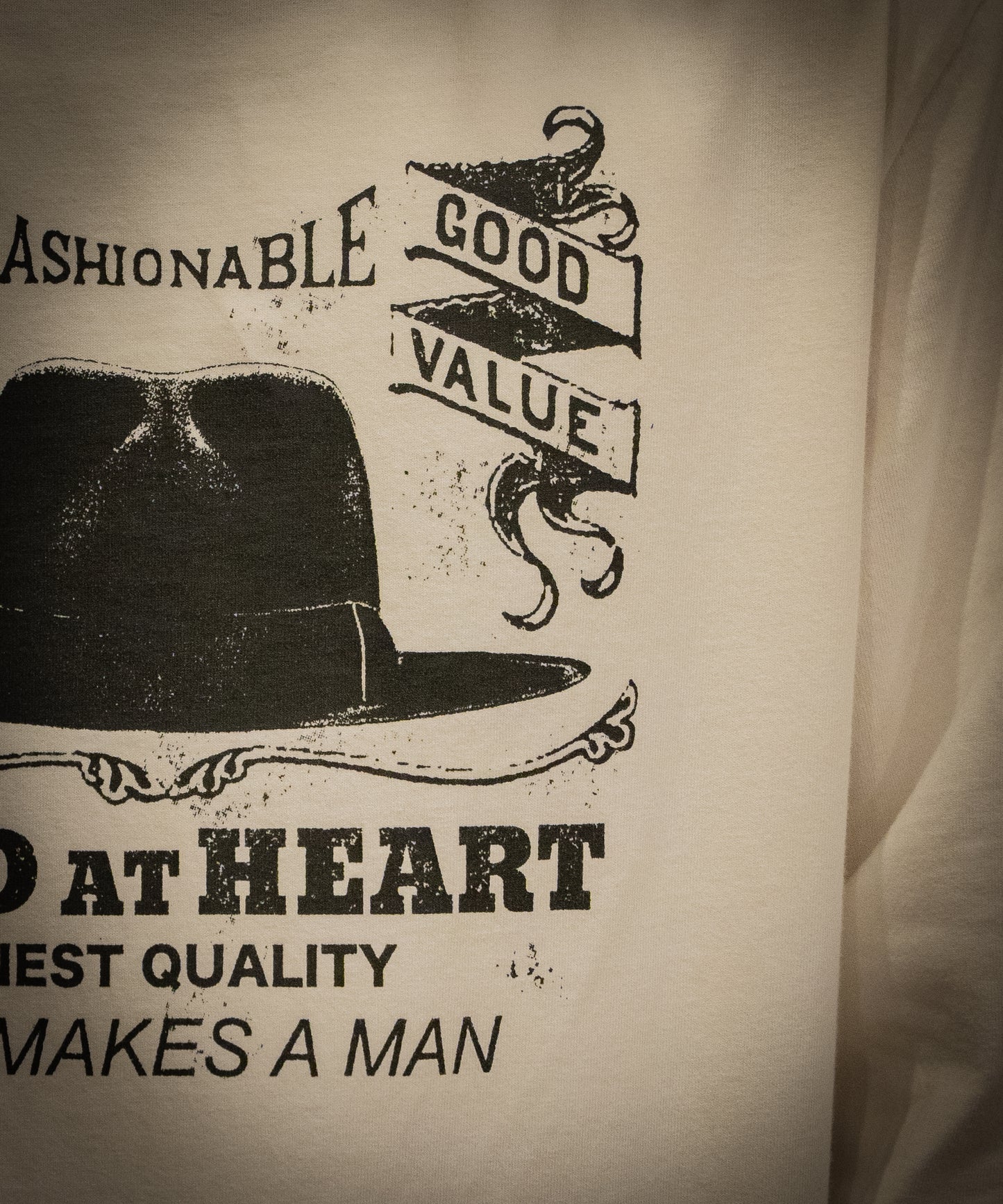 6.2oz Crew Neck L/S TEE “THE HAT” 8253005